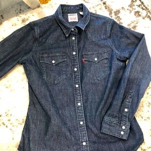 Women’s Levi’s M denim fitted shirt / pearl snaps